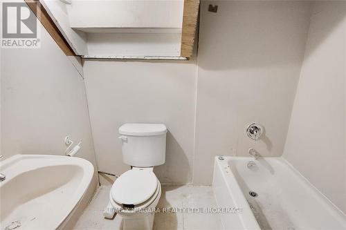 20 Randolph Street, Welland, ON - Indoor Photo Showing Bathroom