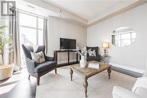 802 - 90 Charlton Avenue W, Hamilton (Durand), ON - Indoor Photo Showing Living Room