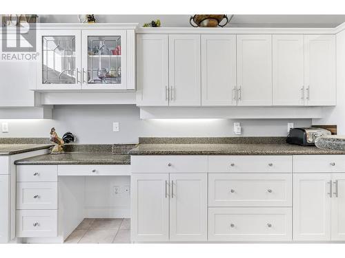 3945 Gallaghers Circle, Kelowna, BC - Indoor Photo Showing Kitchen