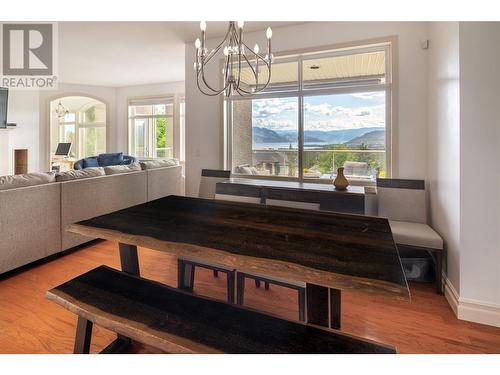 1746 Vineyard Drive, West Kelowna, BC - Indoor Photo Showing Living Room