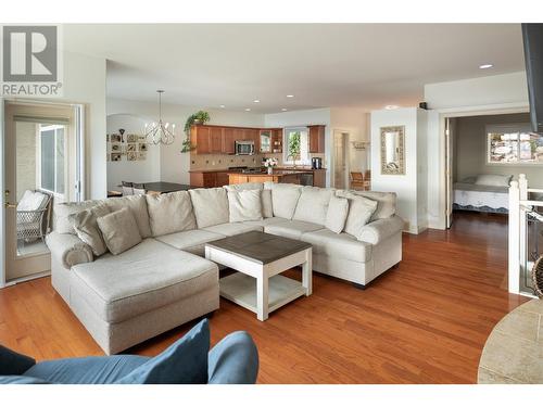 1746 Vineyard Drive, West Kelowna, BC - Indoor Photo Showing Living Room