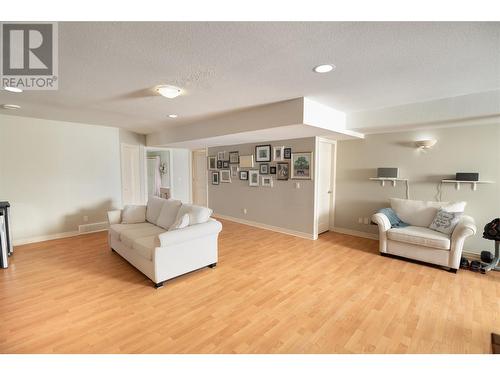 1746 Vineyard Drive, West Kelowna, BC - Indoor Photo Showing Living Room