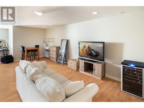 1746 Vineyard Drive, West Kelowna, BC - Indoor Photo Showing Living Room