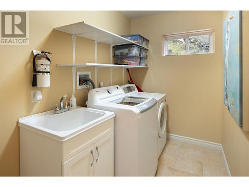 1746 Vineyard Drive, West Kelowna, BC - Indoor Photo Showing Laundry Room