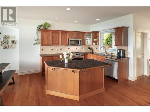 1746 Vineyard Drive, West Kelowna, BC - Indoor Photo Showing Kitchen With Double Sink