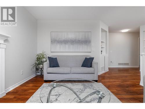 3090 Quail Run Drive, Kelowna, BC - Indoor Photo Showing Living Room