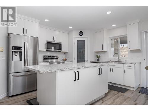 3090 Quail Run Drive, Kelowna, BC - Indoor Photo Showing Kitchen With Stainless Steel Kitchen With Upgraded Kitchen