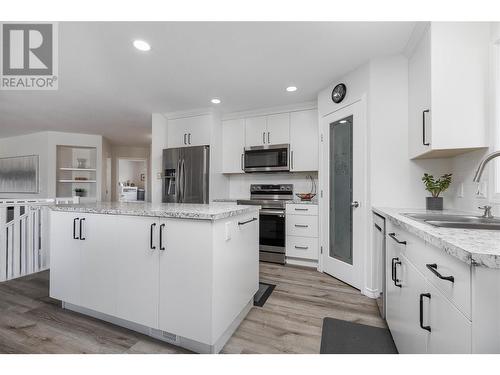 3090 Quail Run Drive, Kelowna, BC - Indoor Photo Showing Kitchen With Upgraded Kitchen