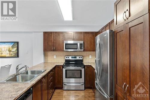 235 Parkrose Private, Ottawa, ON - Indoor Photo Showing Kitchen With Double Sink With Upgraded Kitchen