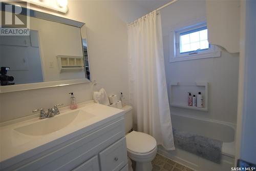 134 K Avenue S, Saskatoon, SK - Indoor Photo Showing Bathroom