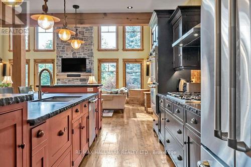 136 Snowbridge Way, Blue Mountains (Blue Mountain Resort Area), ON - Indoor Photo Showing Kitchen With Double Sink With Upgraded Kitchen