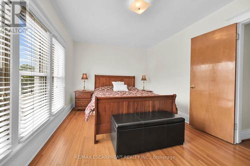 39 Sherman Avenue N, Hamilton (Gibson), ON - Indoor Photo Showing Bedroom