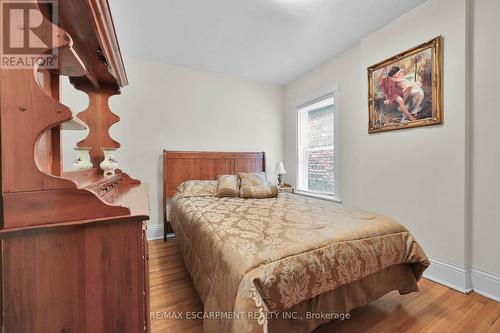 39 Sherman Avenue N, Hamilton (Gibson), ON - Indoor Photo Showing Bedroom