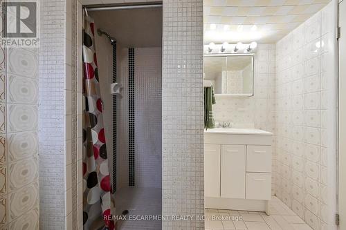 39 Sherman Avenue N, Hamilton (Gibson), ON - Indoor Photo Showing Bathroom