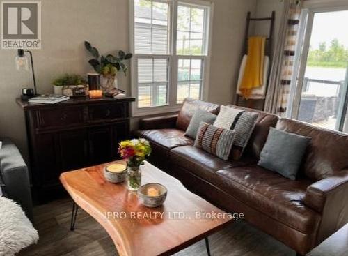 W5-657 Thunder Bridge Road, Kawartha Lakes, ON - Indoor Photo Showing Living Room