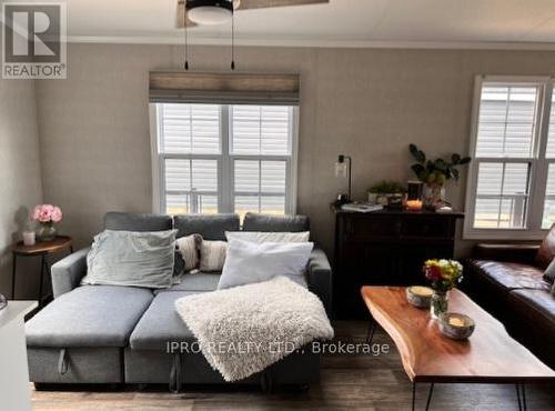 W5-657 Thunder Bridge Road, Kawartha Lakes, ON - Indoor Photo Showing Living Room