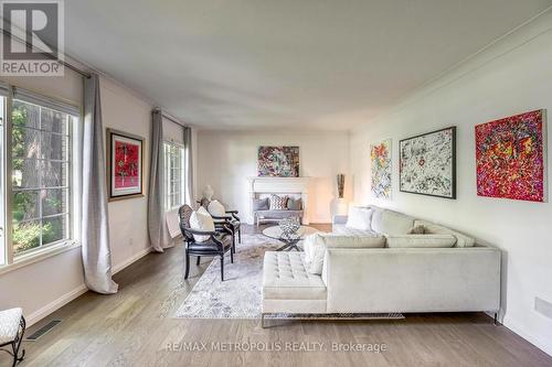 823 Tudor Close W, Sarnia, ON - Indoor Photo Showing Living Room