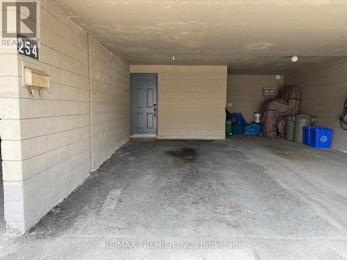 254 Milestone Crescent, Aurora (Aurora Village), ON - Indoor Photo Showing Garage