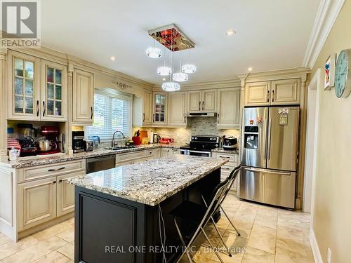 18 Henricks Crescent, Richmond Hill, ON - Indoor Photo Showing Kitchen