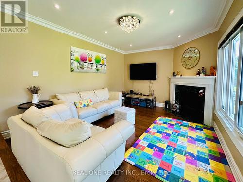 18 Henricks Crescent, Richmond Hill, ON - Indoor Photo Showing Living Room