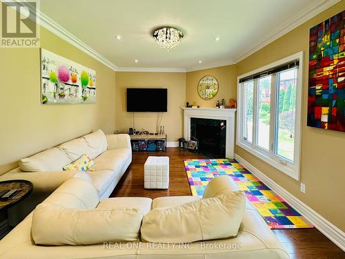 18 Henricks Crescent, Richmond Hill, ON - Indoor Photo Showing Living Room