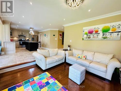 18 Henricks Crescent, Richmond Hill, ON - Indoor Photo Showing Living Room