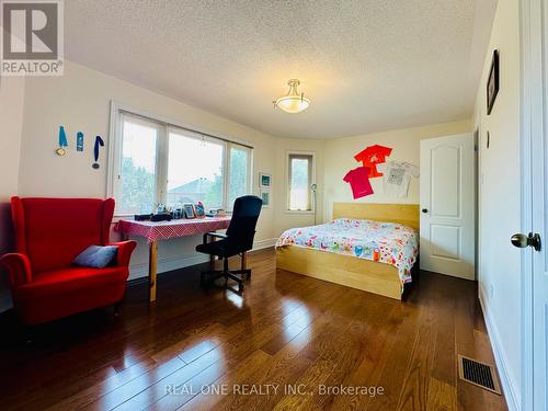 18 Henricks Crescent, Richmond Hill, ON - Indoor Photo Showing Bedroom