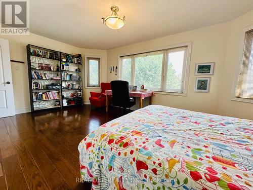 18 Henricks Crescent, Richmond Hill, ON - Indoor Photo Showing Bedroom