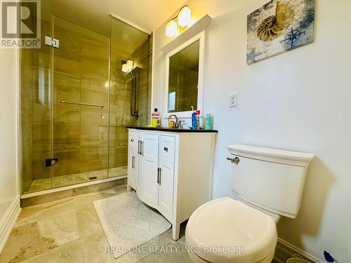 18 Henricks Crescent, Richmond Hill, ON - Indoor Photo Showing Bathroom