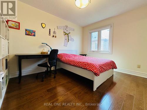 18 Henricks Crescent, Richmond Hill, ON - Indoor Photo Showing Bedroom