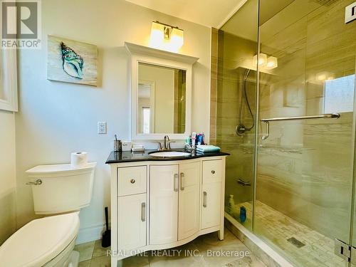 18 Henricks Crescent, Richmond Hill, ON - Indoor Photo Showing Bathroom