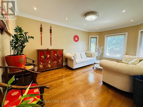 18 Henricks Crescent, Richmond Hill, ON - Indoor Photo Showing Living Room