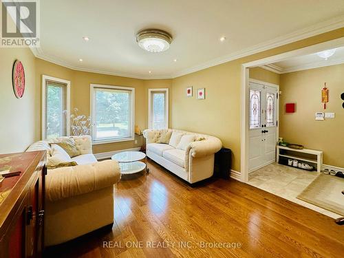 18 Henricks Crescent, Richmond Hill, ON - Indoor Photo Showing Living Room