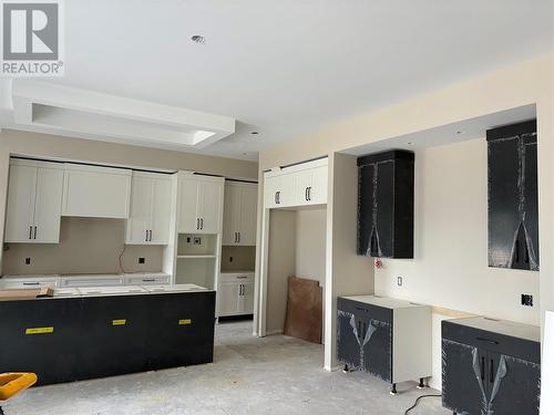 1540 Oakridge Road, Kelowna, BC - Indoor Photo Showing Kitchen With Double Sink