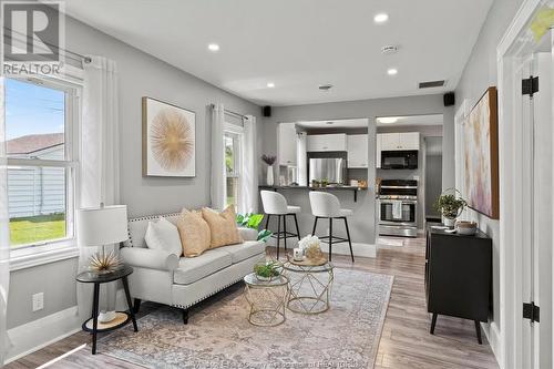 983 Ford, Windsor, ON - Indoor Photo Showing Living Room