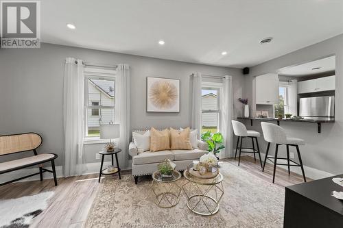 983 Ford, Windsor, ON - Indoor Photo Showing Living Room