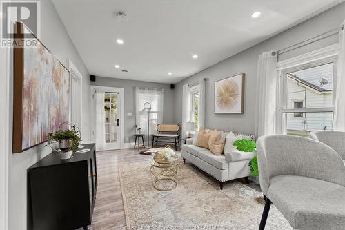 983 Ford, Windsor, ON - Indoor Photo Showing Living Room