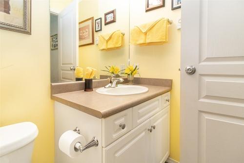 107-2300 Benvoulin Road, Kelowna, BC - Indoor Photo Showing Bathroom