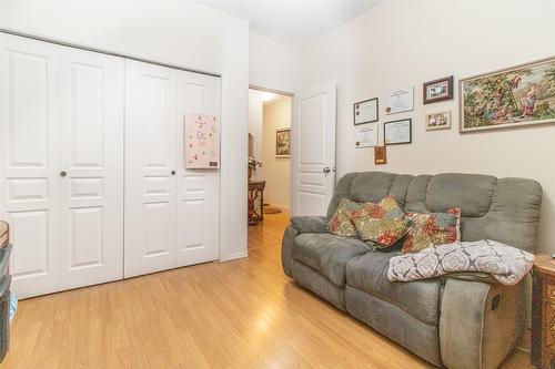 107-2300 Benvoulin Road, Kelowna, BC - Indoor Photo Showing Living Room