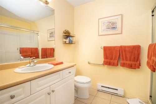 107-2300 Benvoulin Road, Kelowna, BC - Indoor Photo Showing Bathroom