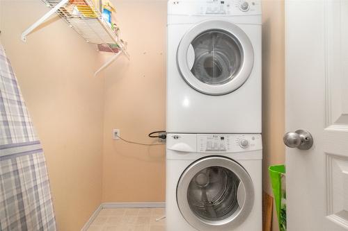 107-2300 Benvoulin Road, Kelowna, BC - Indoor Photo Showing Laundry Room