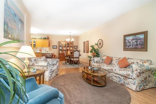 107-2300 Benvoulin Road, Kelowna, BC - Indoor Photo Showing Living Room