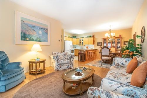 107-2300 Benvoulin Road, Kelowna, BC - Indoor Photo Showing Living Room