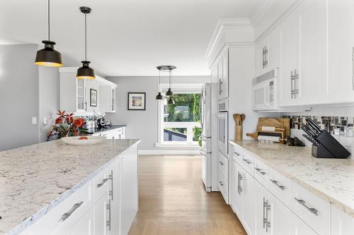 11158 Dakota Road, Lake Country, BC - Indoor Photo Showing Kitchen With Upgraded Kitchen