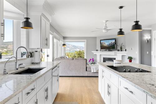 11158 Dakota Road, Lake Country, BC - Indoor Photo Showing Kitchen With Upgraded Kitchen