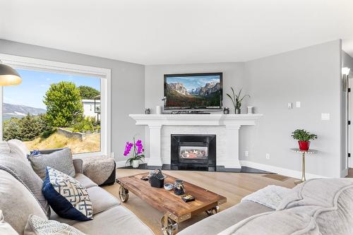 11158 Dakota Road, Lake Country, BC - Indoor Photo Showing Living Room With Fireplace