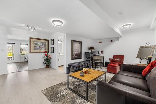 11158 Dakota Road, Lake Country, BC - Indoor Photo Showing Living Room