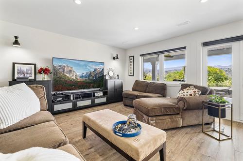 11158 Dakota Road, Lake Country, BC - Indoor Photo Showing Living Room