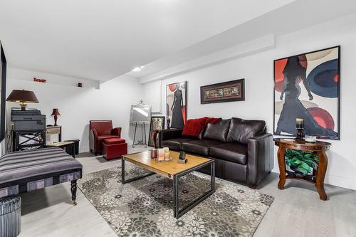 11158 Dakota Road, Lake Country, BC - Indoor Photo Showing Living Room