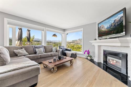 11158 Dakota Road, Lake Country, BC - Indoor Photo Showing Living Room With Fireplace